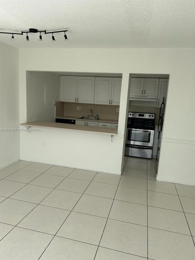 Photo - 17500 NW 68th Ave Unidad D3002