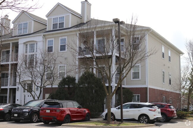 Building Photo - 3333 Stratford Ct Unit 3E Rental