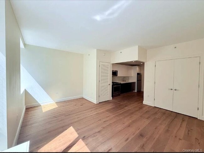 Building Photo - 25-21 43rd Ave Rental