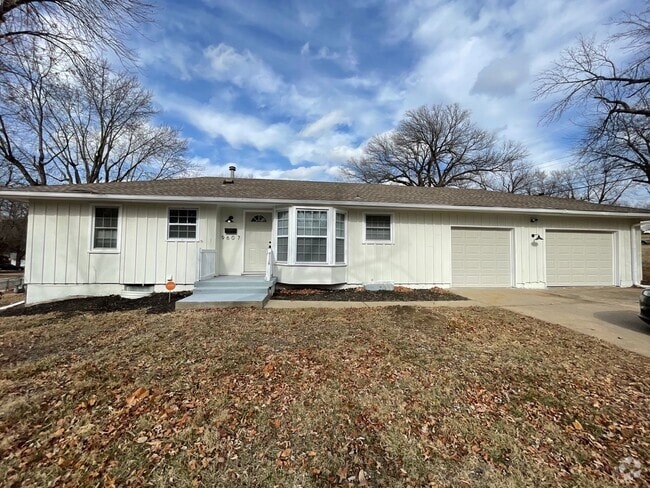 Building Photo - HUGE BACKYARD!! Rental