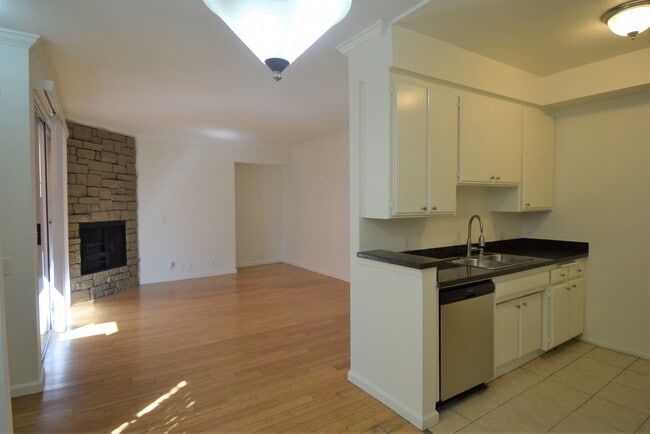 Photo - 11107 La Maida St Unidad 107