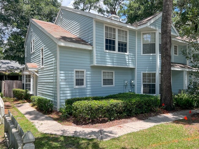 Building Photo - Pet Friendly Spacious 2-Bedroom End Unit i... Rental