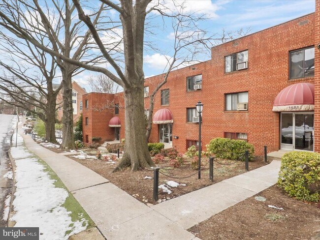 1581 N Colonial Terrace Unidad 201-X