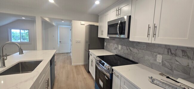 Photo - 90 Nassau Rd Unit Upper
