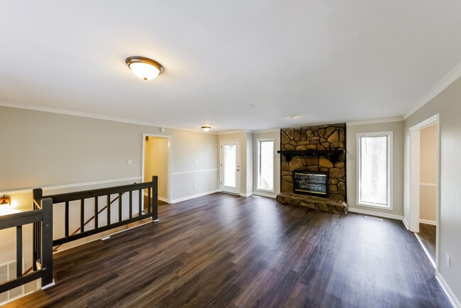 Photo - 3405 Hilltop Rd SE