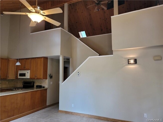 14 Lakeside Dr