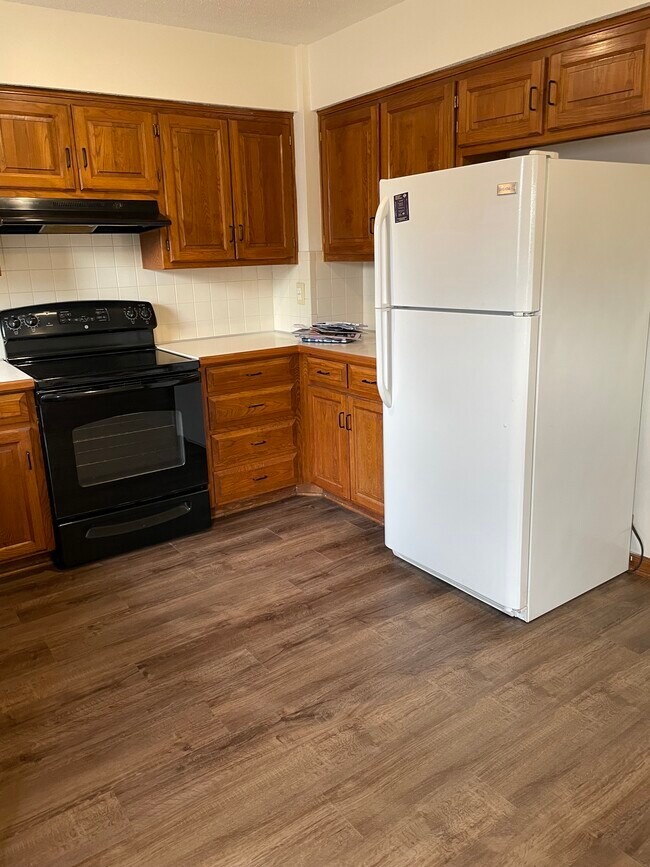 Kitchen - 13854 S Darnell St