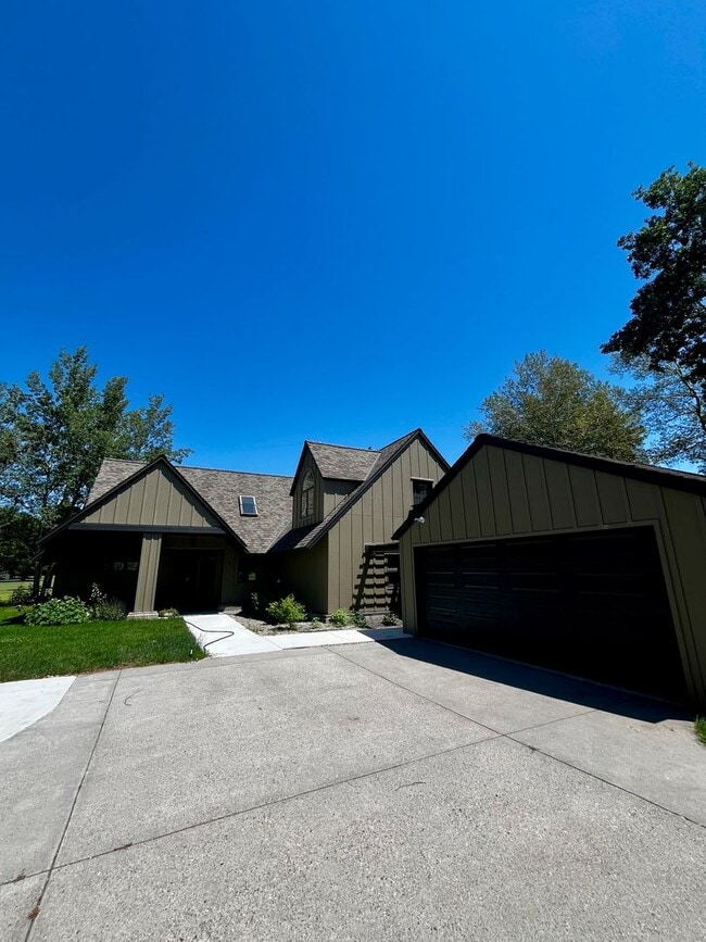 Building Photo - Executive Rental on Riverside Country Club...