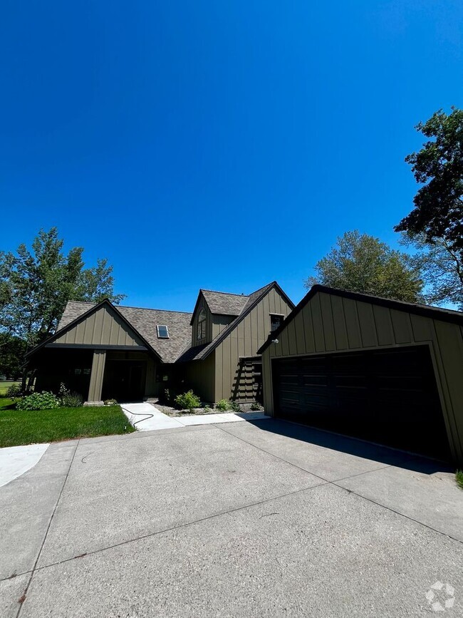Building Photo - Executive Rental on Riverside Country Club...