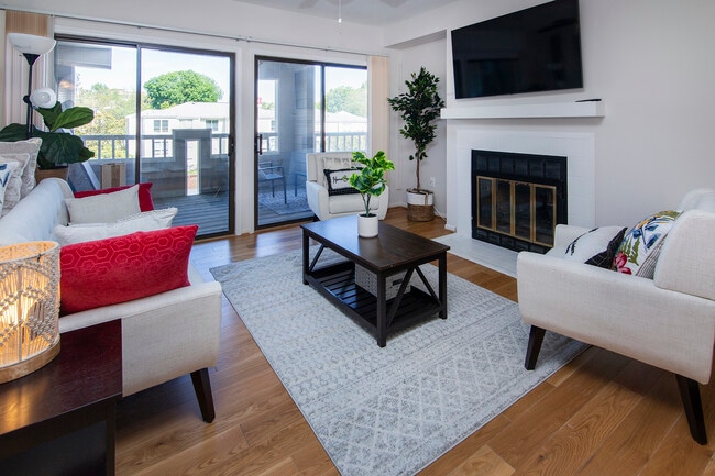 Building Photo - 212 W 10th St Unit 17