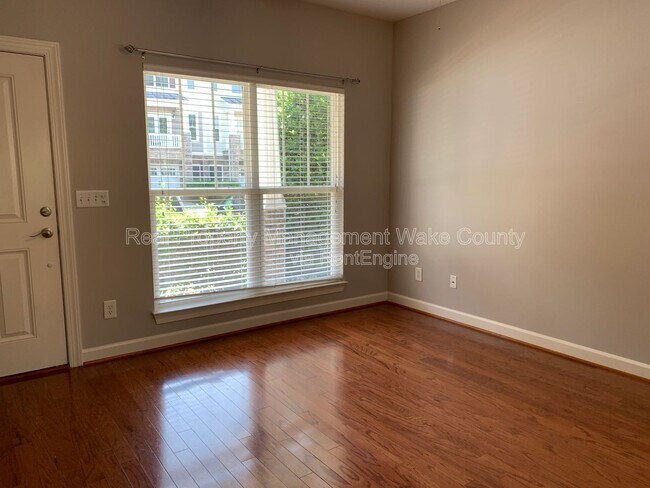 Photo - 8025 Goldenrain Way