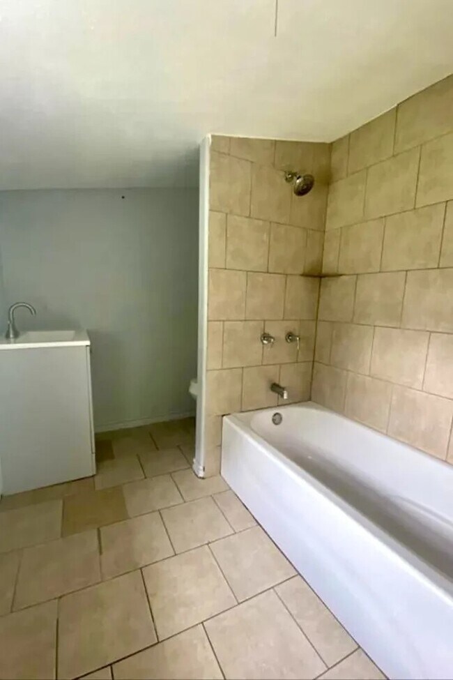 Photo - 623 W 5th St