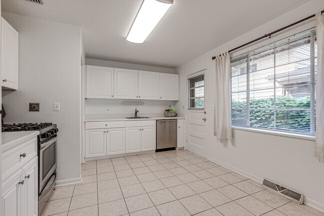 Photo - 370 Madison Ave