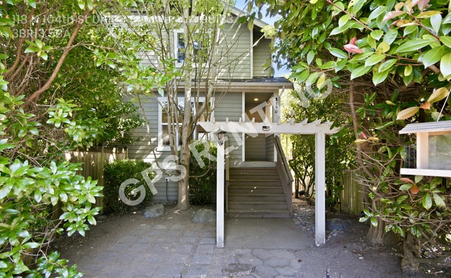 Building Photo - 118 N 104th St