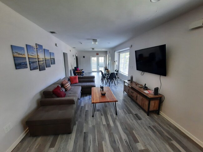 Photo - 715 Hollywood Blvd