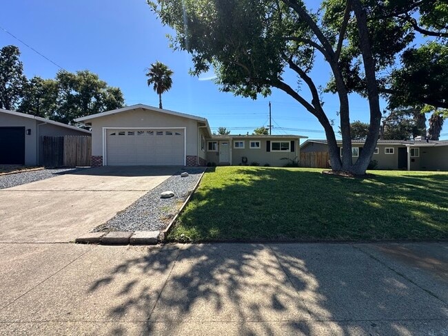 Building Photo - Beautiful three bedroom two bath home in Roseville!!