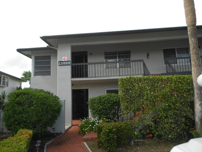 Building Photo - 13809 Royal Palm Ct Unit B