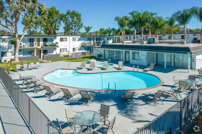 Piscina - Latitude Apartments at Mission Valley