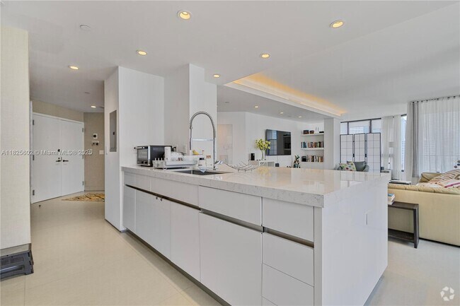 Building Photo - 520 Brickell Key Dr Unit A1421 Rental