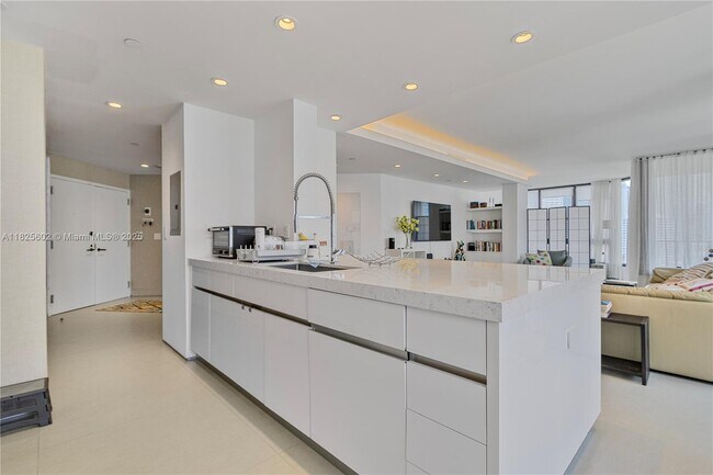 Photo - 520 Brickell Key Dr Unidad A1421 Rental
