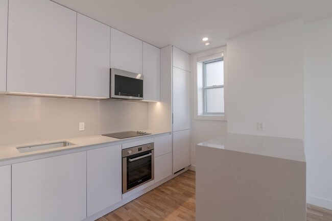 Building Photo - 5530 Chem. de la Côte St Luc Unit 39