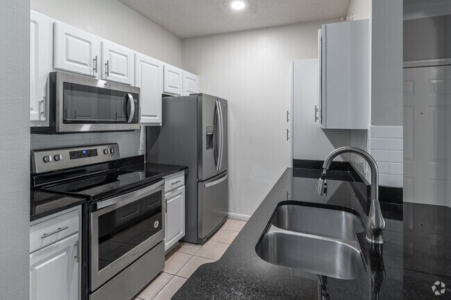 1BR, 1BA - 700SF - Kitchen - Park at Riverdale