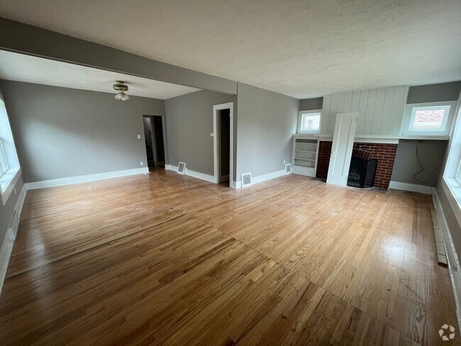 Building Photo - 3 Bedroom House Available Now!!
