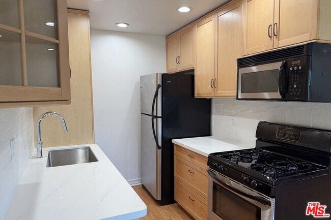 Photo - 924 5th St Unidad 8