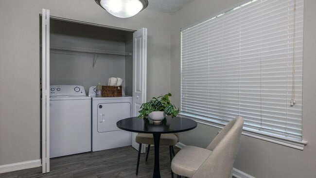 Disfrute de las comodidades de la vida con lavadoras-secadoras incluidas en todos los hogares. ¡El día de la lavandería se transforma en una brisa! - The Legends at Lake Murray