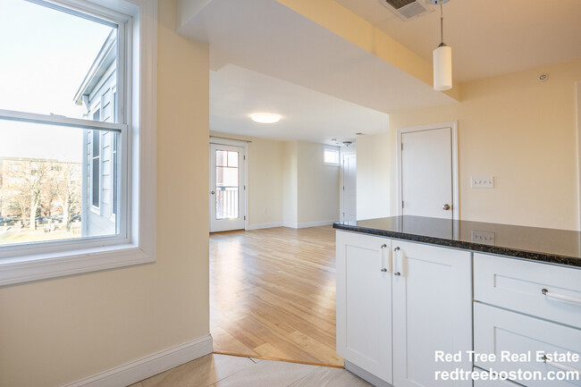 Building Photo - 72 London St Unit 3R Rental