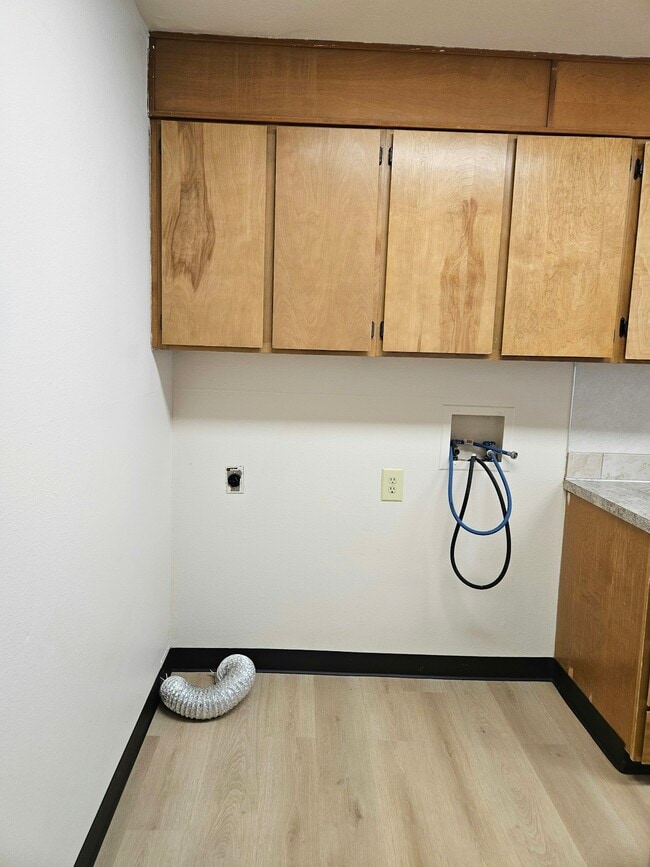 Photo - 2550 Lee St SE