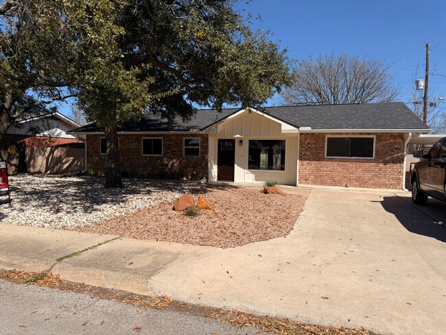 Building Photo - 140 Village Dr