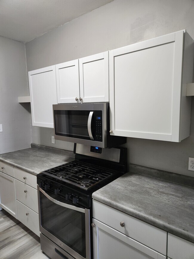 Kitchen - 1038 7th Ave Unit 1038 1/2