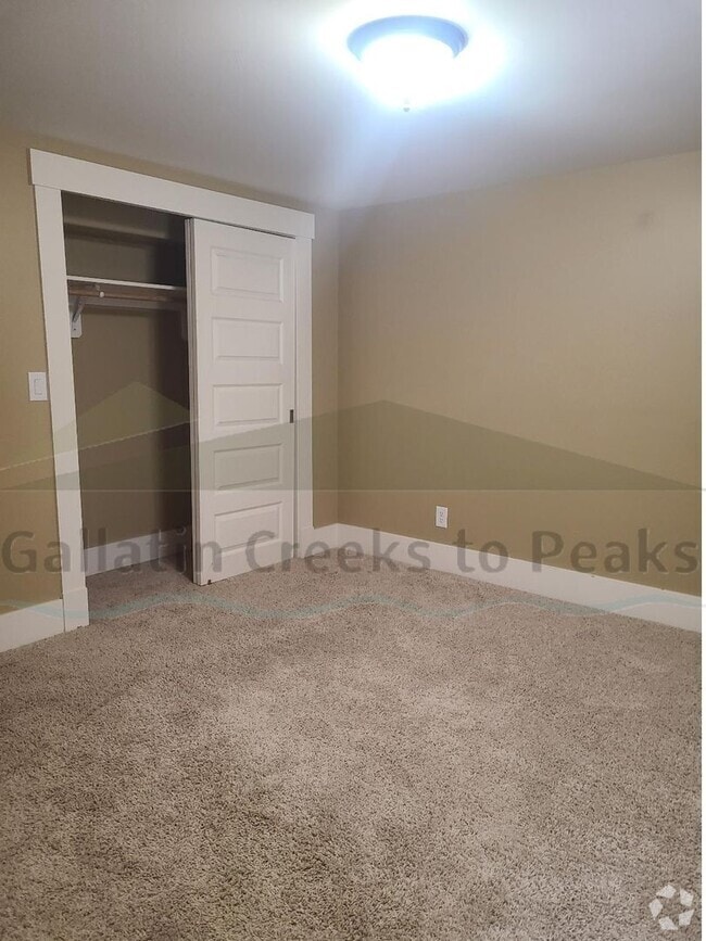 Building Photo - 401 S Tracy Ave Unit 401 1/2 S Tracy Ave Rental