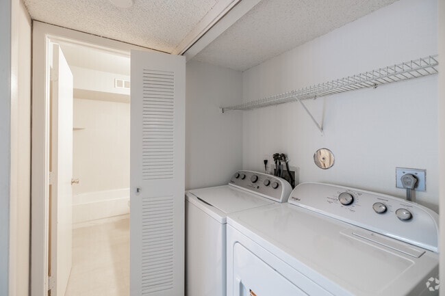 2BR 2BA - 1065SF - Laundry
