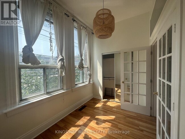 Photo - 1504 Queen St W