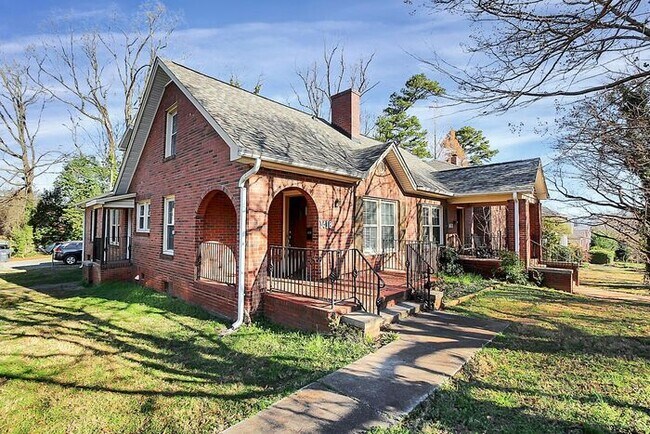 Building Photo - Charming 3BD/2BA Duplex in Dilworth!