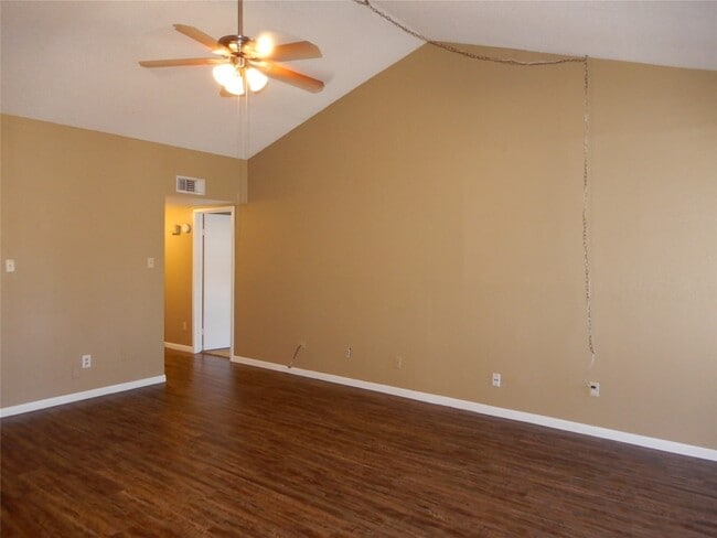 Photo - 17401 Red Oak Dr Unidad False