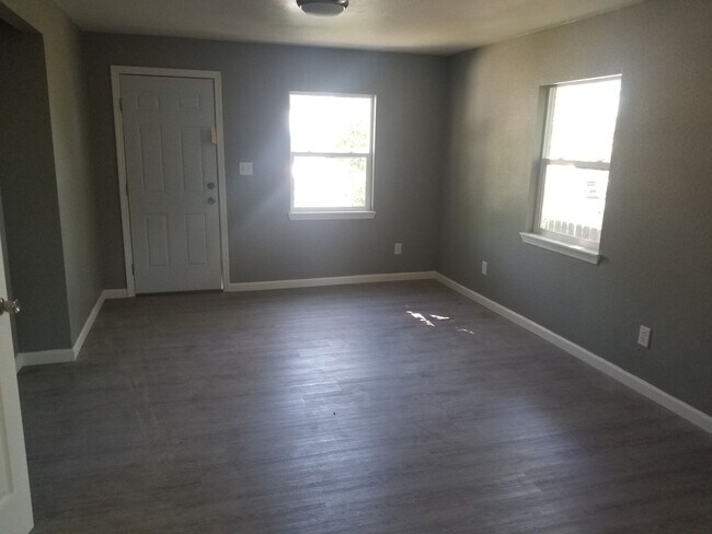 Photo - 3 BED 1 BATH HOUSE WITH A FENCED BACKYARD ...