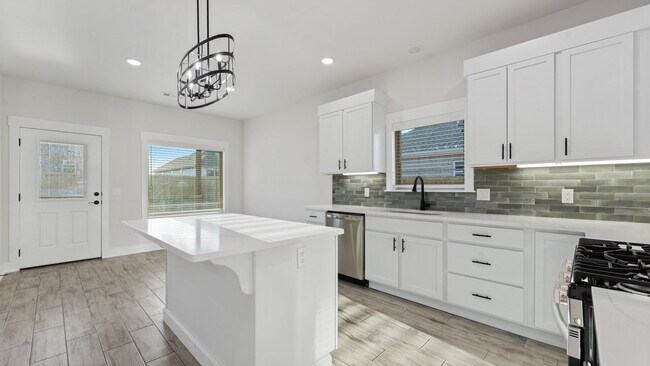 Modern 3BR Near Creekside Park