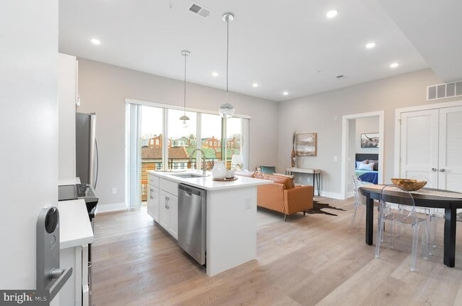 Photo - 52 W Washington Ln Unidad 200