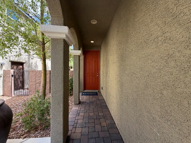 4 BED 2.5 BATH 2 CAR GARAGE SINGLE FAMILY HOME W/ FULLY LANDSCAPED BACKYARD. THIS WAS FORMER MODE...
