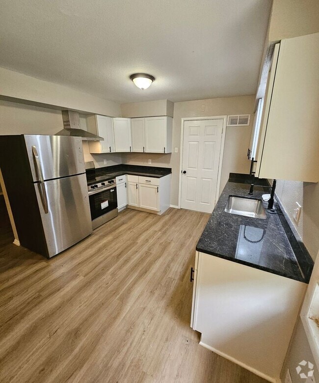 Building Photo - COMING SOON! 5 Bedrooms, 2 Bathrooms in Ka... Rental