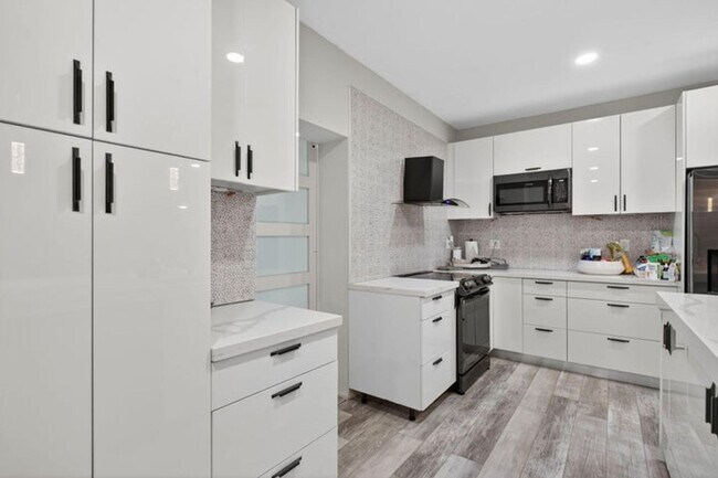 Building Photo - 11910 Glenmore Dr