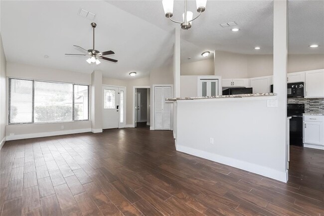 Photo - 1515 Kestrel Way