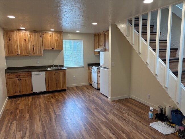 Building Photo - 921 W 4th Ave Unit F