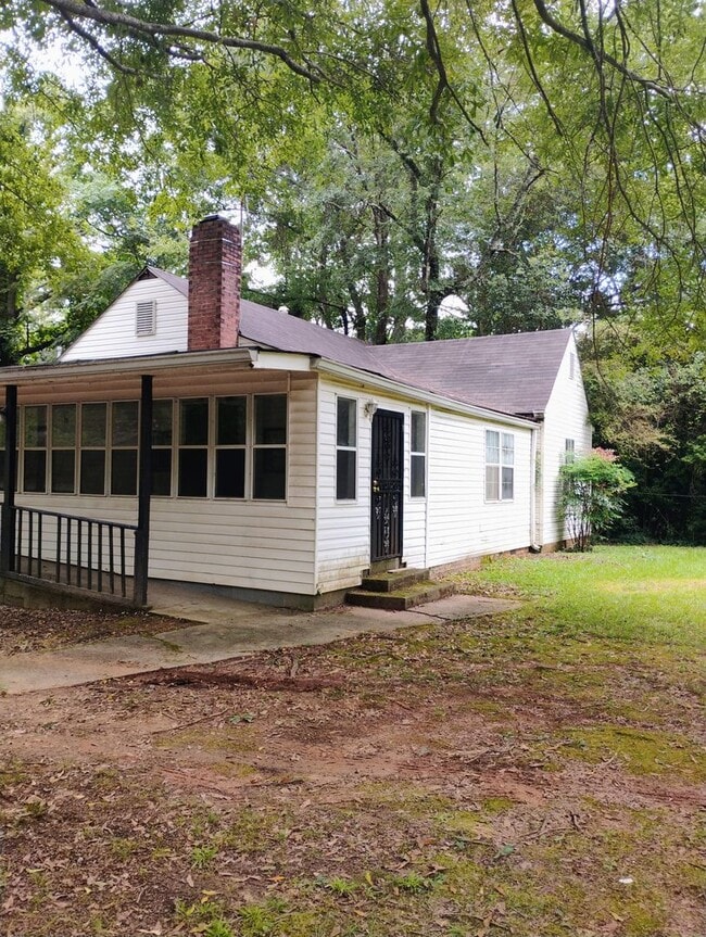 Building Photo - Must See Huge 5 Bedroom/3 Bathroom Home Fo...
