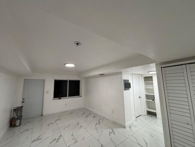 Building Photo - 431 N East Ave