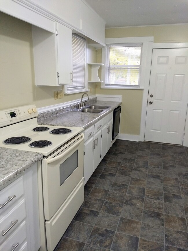 Photo - 136 E Lawrence St