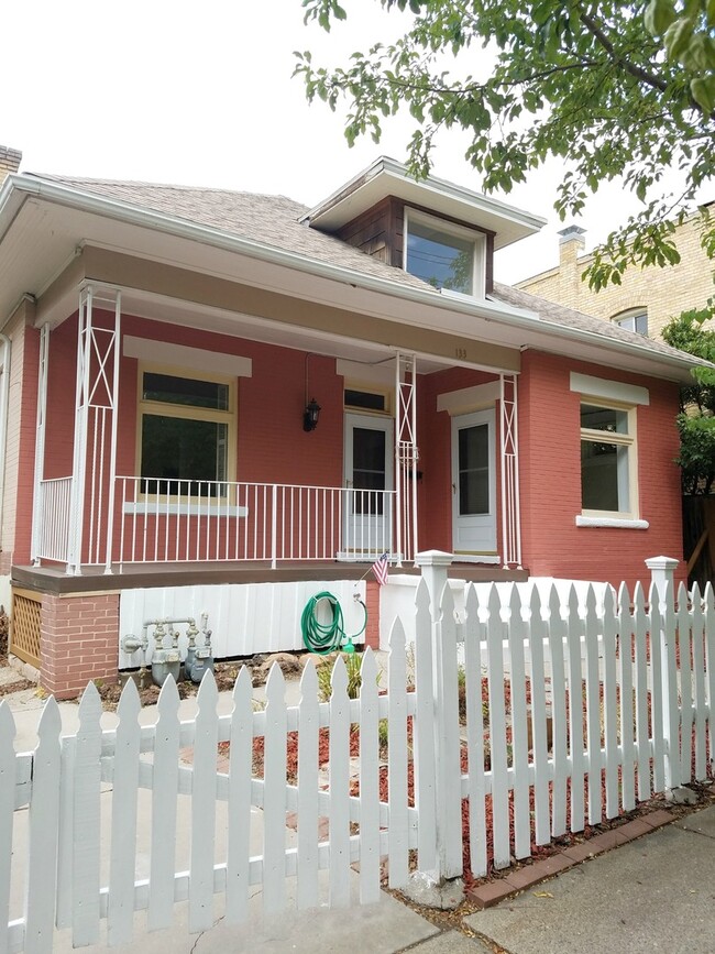 Single Family Victorian WITH extra kitchen... - Single Family Victorian WITH extra kitchen... Casa